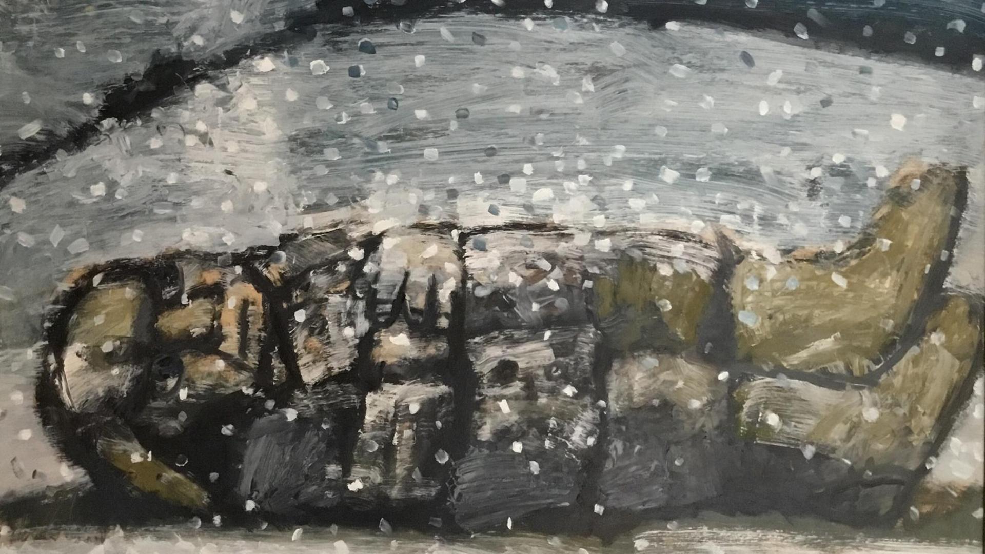 Ein Mann in dicker Winterkleidung und Stiefeln liegt auf dem Rücken im Schnee Ein Mann in dicker Winterkleidung und Stiefeln liegt auf dem Rücken im Schnee