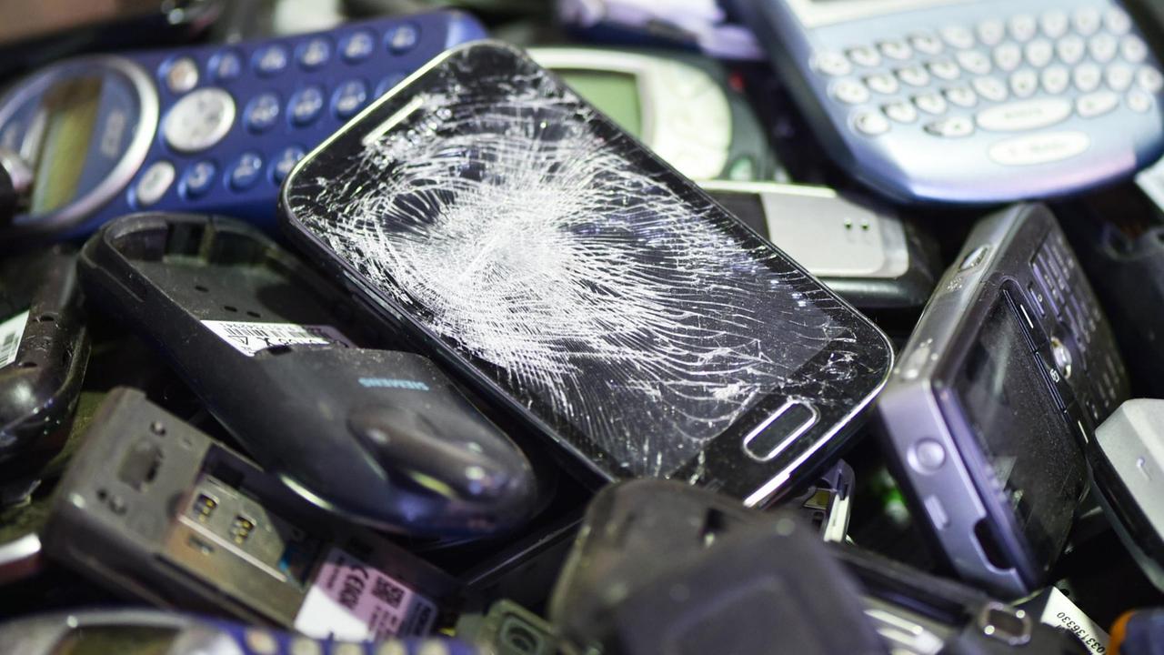 Ausgediente Mobiltelefone liegen in der Recyclingfirma Alba in einer Transportkiste, aufgenommen 2015 Ausgediente Mobiltelefone liegen in der Recyclingfirma Alba in einer Transportkiste, aufgenommen 2015