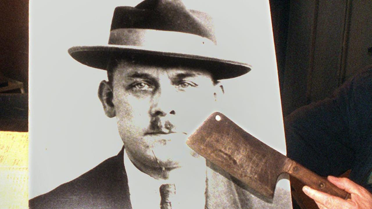 Das vermutliche "Original-Hackebeil" des Massenmörders Fritz Haarmann aus Hannover wird in einer musealen Polizei-Wachstube in Hameln vor einem Porträtfoto von Haarmann präsentiert. Durch das unglaubliche Ausmaß an Brutalität und Grausamkeit ist der Kriminalfall Haarmann in die Kriminalgeschichte eingegangen. Das vermutliche "Original-Hackebeil" des Massenmörders Fritz Haarmann aus Hannover wird in einer musealen Polizei-Wachstube in Hameln vor einem Porträtfoto von Haarmann präsentiert. Durch das unglaubliche Ausmaß an Brutalität und Grausamkeit ist der Kriminalfall Haarmann in die Kriminalgeschichte eingegangen.