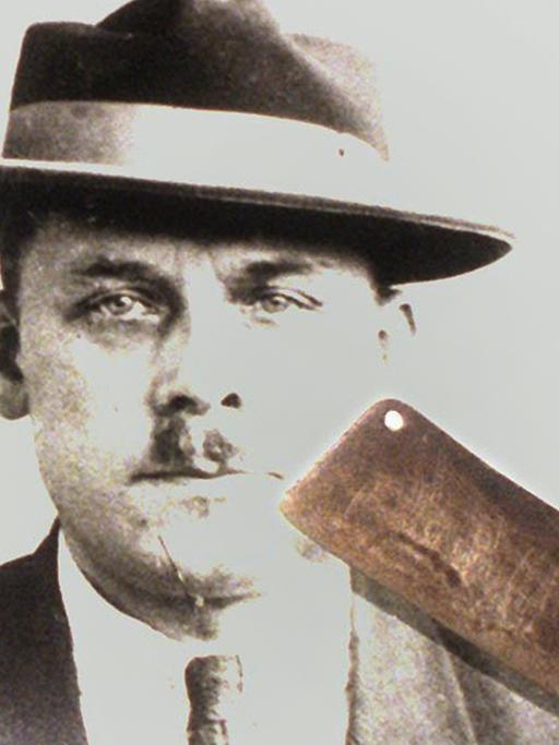 Ein Porträt des Mörders Fritz Haarmann mit einer Axt, seinem vermutlichen Mordwerkzeug