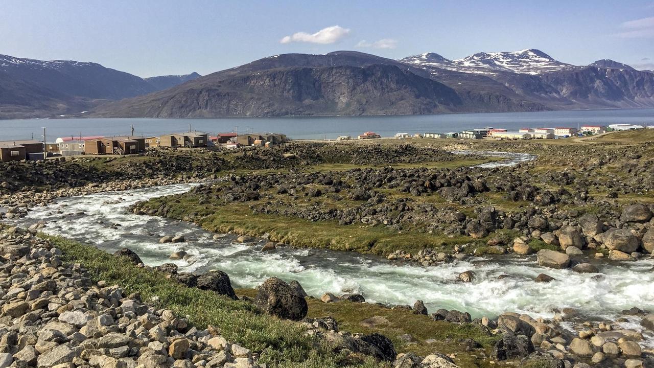 Im Vordergrund ein Fluss, dahinter ein Gebirge in Pangnirtung. Im Vordergrund ein Fluss, dahinter ein Gebirge in Pangnirtung.