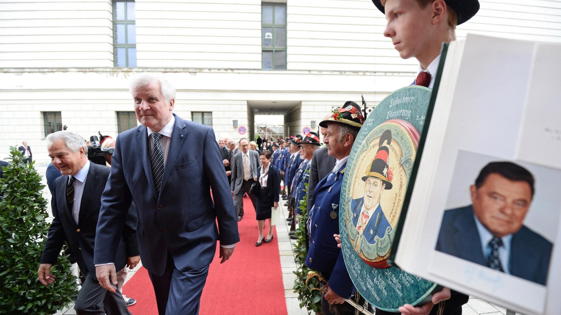 Der bayerische Ministerpräsident Horst Seehofer (CSU) kommt zum Festakt der Hanns-Seidel-Stiftung anlässlich des 100. Geburtstags von Franz Josef Strauß in der Allerheiligen-Hofkirche der Residenz in München (Bayern) und geht dabei an einem Portrait des ehemaligen bayerischen Ministerpräsidenten vorbei. Der bayerische Ministerpräsident Horst Seehofer (CSU) kommt zum Festakt der Hanns-Seidel-Stiftung anlässlich des 100. Geburtstags von Franz Josef Strauß in der Allerheiligen-Hofkirche der Residenz in München (Bayern) und geht dabei an einem Portrait des ehemaligen bayerischen Ministerpräsidenten vorbei.