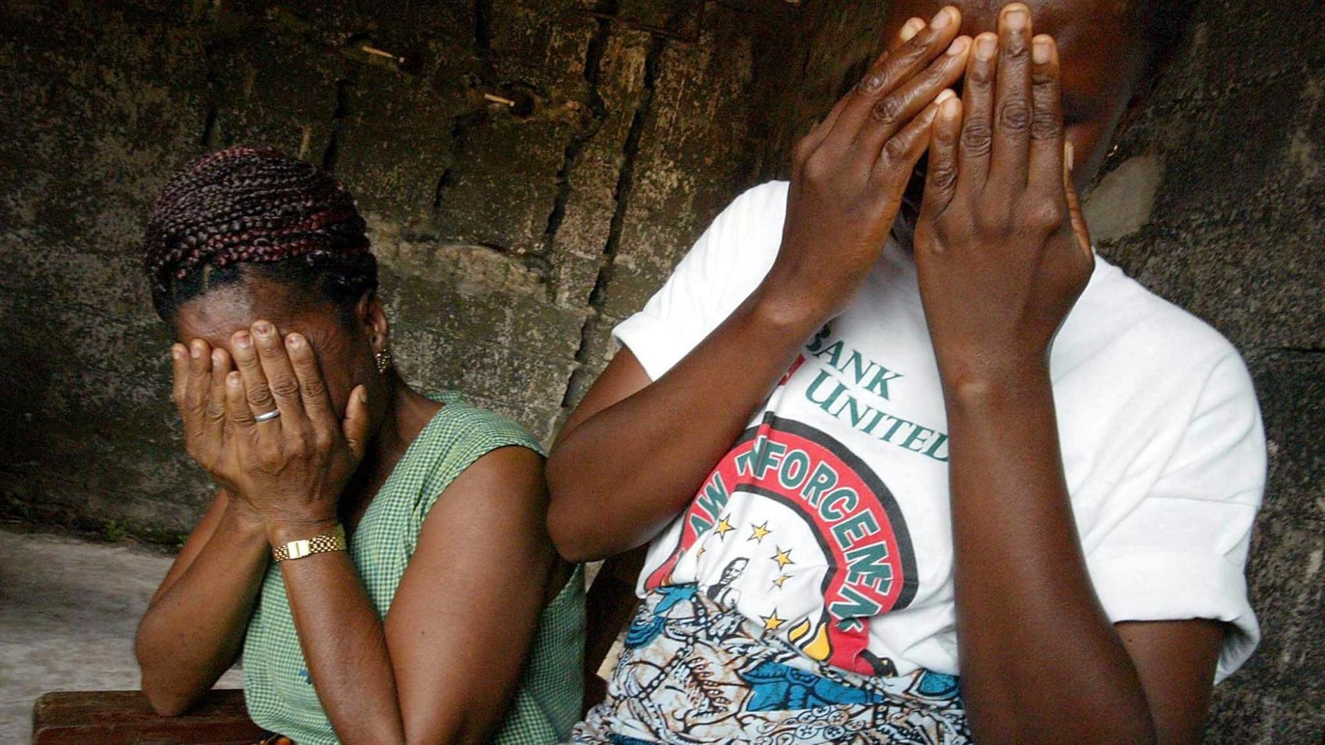 Zwei Frauen halten sich die Hände vor das Gesicht. Sie wurden 2002 im Bügerkrieg in Liberia Opfer von sexueller Gewalt. Zwei Frauen halten sich die Hände vor das Gesicht. Sie wurden 2002 im Bügerkrieg in Liberia Opfer von sexueller Gewalt.