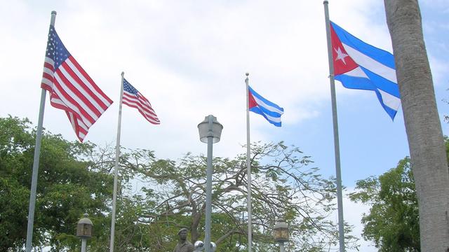 Über einem Gedenkplatz im kubanischen Viertel Miamis wehen die Flaggen der USA und Kubas.