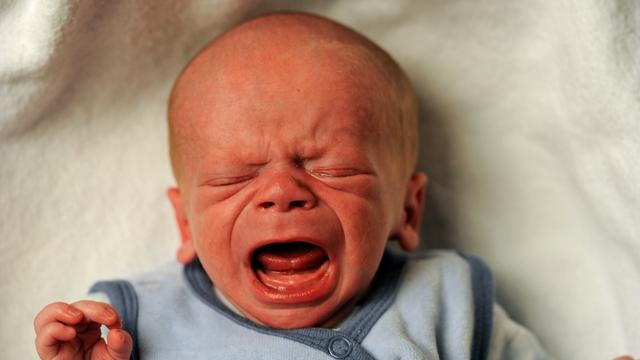 Ein zwei Wochen altes männliches Baby schreit