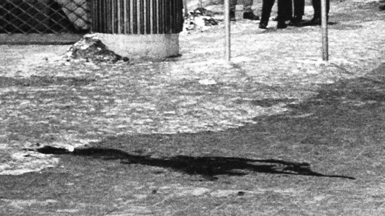 Eine Blutlache an dem Platz, an dem Olof Palme erschossen wurde. Eine Blutlache an dem Platz, an dem Olof Palme erschossen wurde.