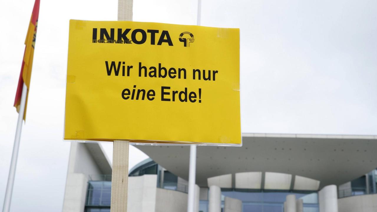 Zu sehen ist ein Schild des entwicklungspolitischen Netzwerks Inkota mit der Aufschrift "Wir haben nur eine Erde!". Unter dem Motto "Ab heute leben wir auf Pump" haben Umwelt- und Menschenrechtsaktivisten am Dienstag (20.08.2013) vor dem Bundeskanzleramt in Berlin auf den globalen Erdüberlastungstag aufmerksam gemacht. Das sogenannte Global Foodprint Netzwerk berechnet jedes Jahr den Ökologischen Fußabdruck der Menschheit. Zu sehen ist ein Schild des entwicklungspolitischen Netzwerks Inkota mit der Aufschrift "Wir haben nur eine Erde!". Unter dem Motto "Ab heute leben wir auf Pump" haben Umwelt- und Menschenrechtsaktivisten am Dienstag (20.08.2013) vor dem Bundeskanzleramt in Berlin auf den globalen Erdüberlastungstag aufmerksam gemacht. Das sogenannte Global Foodprint Netzwerk berechnet jedes Jahr den Ökologischen Fußabdruck der Menschheit.