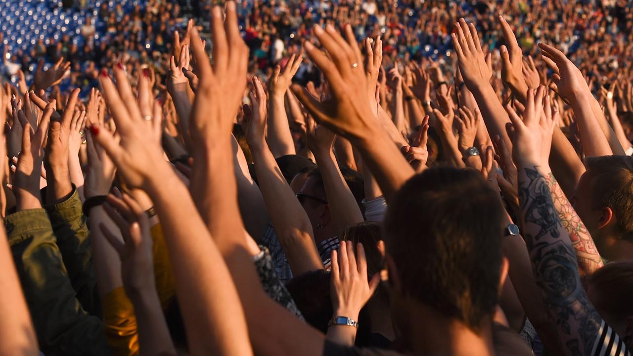 Fröhliche Menschen feiern mit erhohenen Händen. Fröhliche Menschen feiern mit erhohenen Händen.