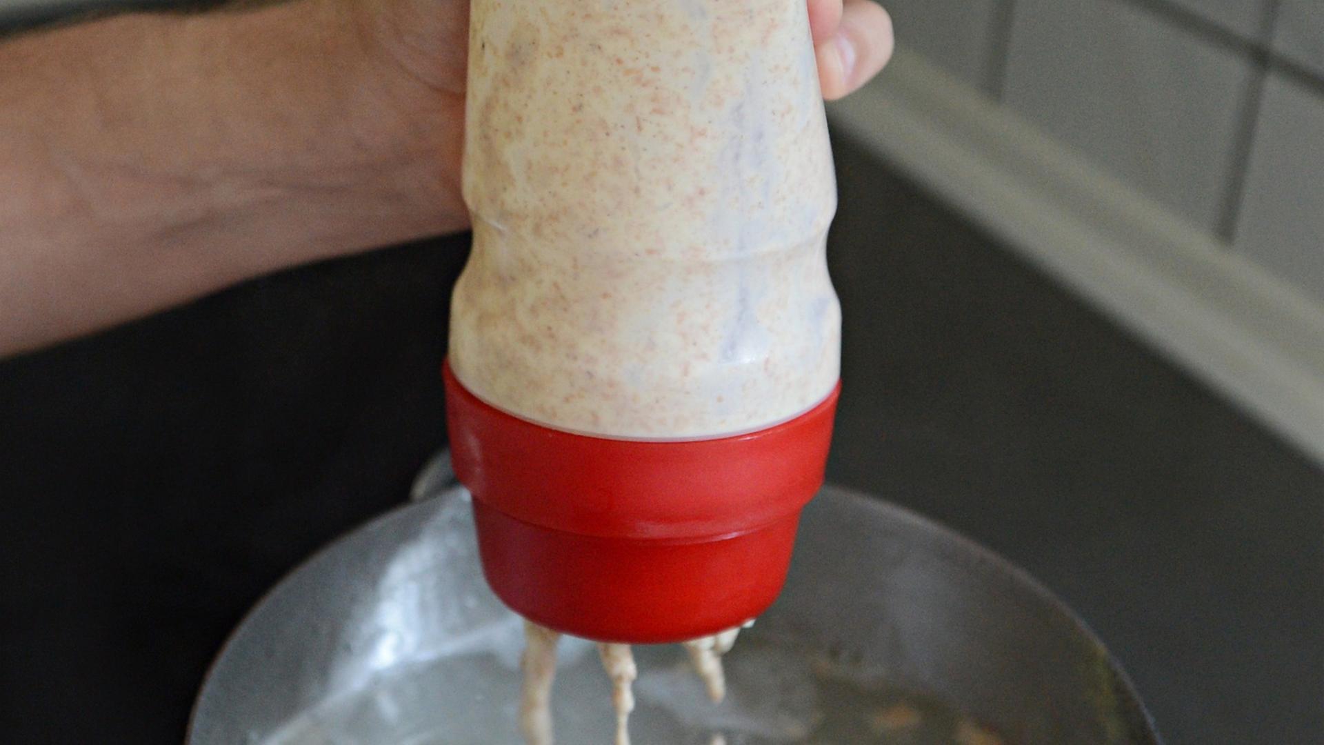 Ein Mann kocht mit Hilfe eines Spätzle-Shakers Spätzle. Die richtige Spätzle-Zubereitung scheidet die Geister im Ländle, die jüngere Generation greift gern zum Spätzles-Shaker während die schwäbischen Hausfrauen von Hand schaben. Ein Mann kocht mit Hilfe eines Spätzle-Shakers Spätzle. Die richtige Spätzle-Zubereitung scheidet die Geister im Ländle, die jüngere Generation greift gern zum Spätzles-Shaker während die schwäbischen Hausfrauen von Hand schaben.