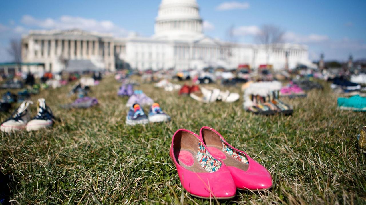 Schuhe auf der grünen Wiese vor dem Capitol