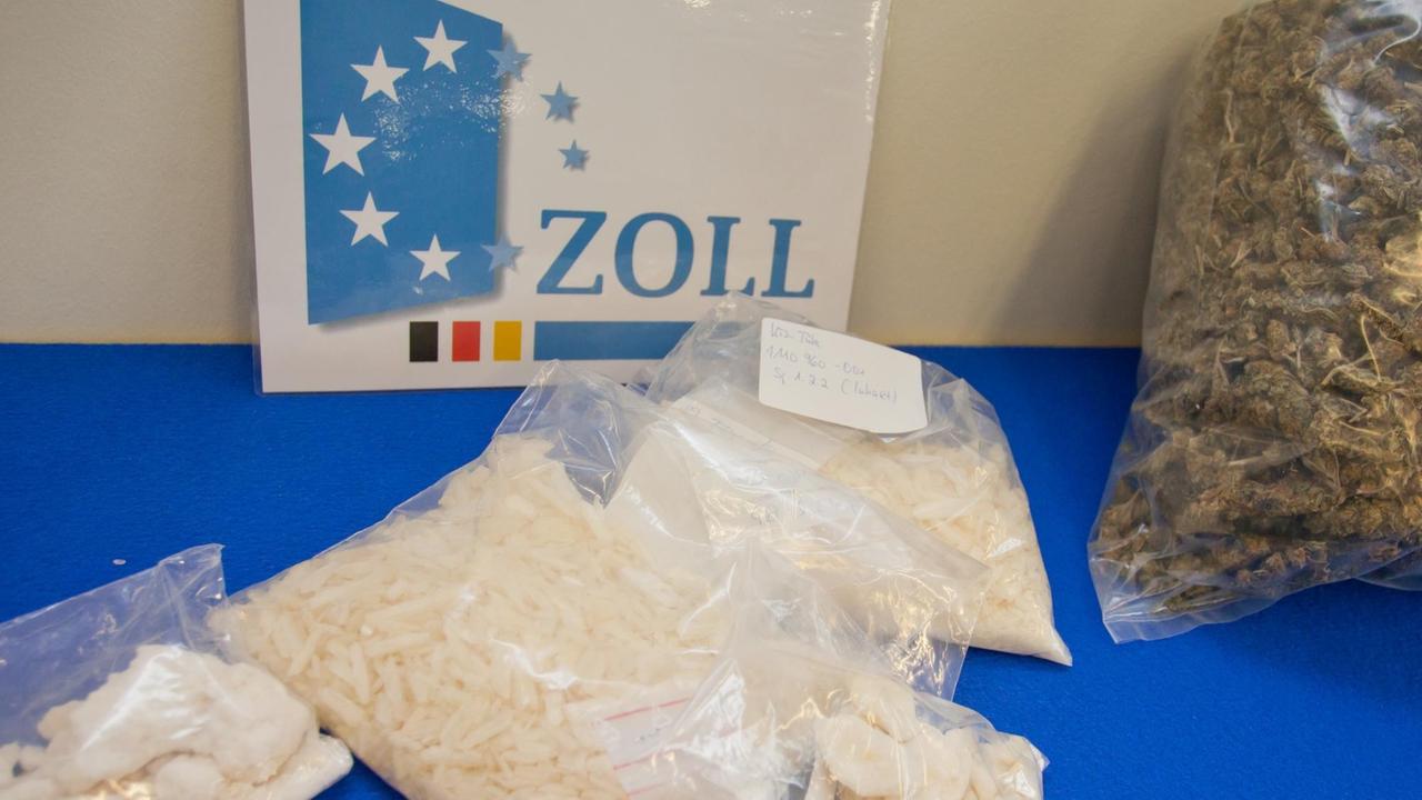 Plastikbeutel mit Kristallen der Droge Crystal Speed die sichergestellt wurden, liegen am Donnerstag (12.01.2012) im Hauptzollamt in Nürnberg (Mittelfranken). Deutsche und tschechische Drogenfahnder haben bei einer gemeinsamen Kontrolle im Grenzgebiet 1,6 Kilogramm der gefährlichen Droge Crystal Speed sowie vier Kilogramm Marihuana aus dem Verkehr gezogen. Wegen des Erfolges der rund zwei Monate andauernden Aktion sollten die Beamten beider Nationen deshalb auch in Zukunft gemeinsam ermitteln. Foto: Daniel Karmann dpa/lby | Plastikbeutel mit Kristallen der Droge Crystal Speed die sichergestellt wurden, liegen am Donnerstag (12.01.2012) im Hauptzollamt in Nürnberg (Mittelfranken). Deutsche und tschechische Drogenfahnder haben bei einer gemeinsamen Kontrolle im Grenzgebiet 1,6 Kilogramm der gefährlichen Droge Crystal Speed sowie vier Kilogramm Marihuana aus dem Verkehr gezogen. Wegen des Erfolges der rund zwei Monate andauernden Aktion sollten die Beamten beider Nationen deshalb auch in Zukunft gemeinsam ermitteln. Foto: Daniel Karmann dpa/lby |