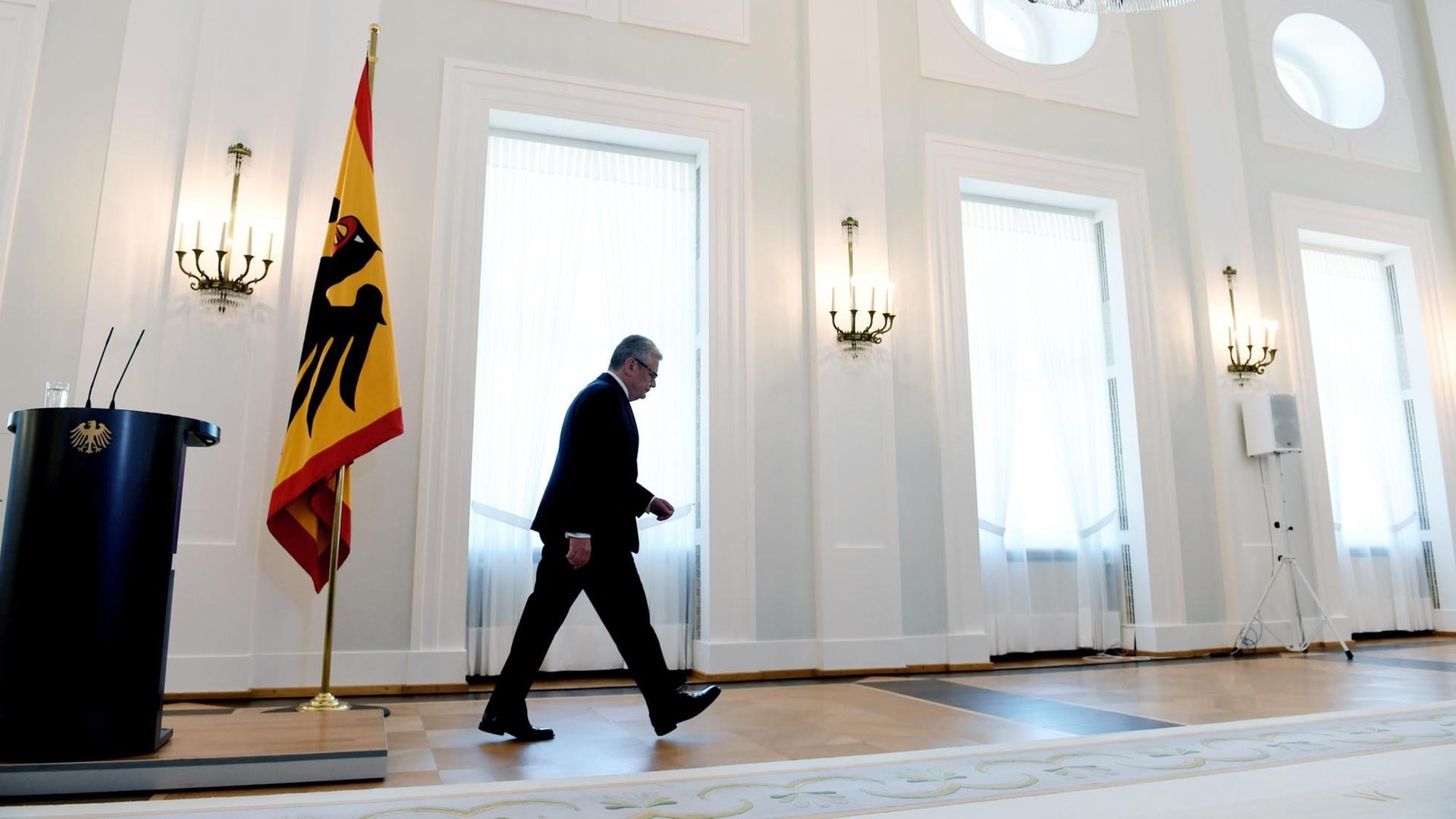 Bundespräsident Joachim Gauck verlässt einen Raum im Schloss Bellevue nach seiner Ankündigung, nicht für eine zweite Amtszeit zu kandidieren.