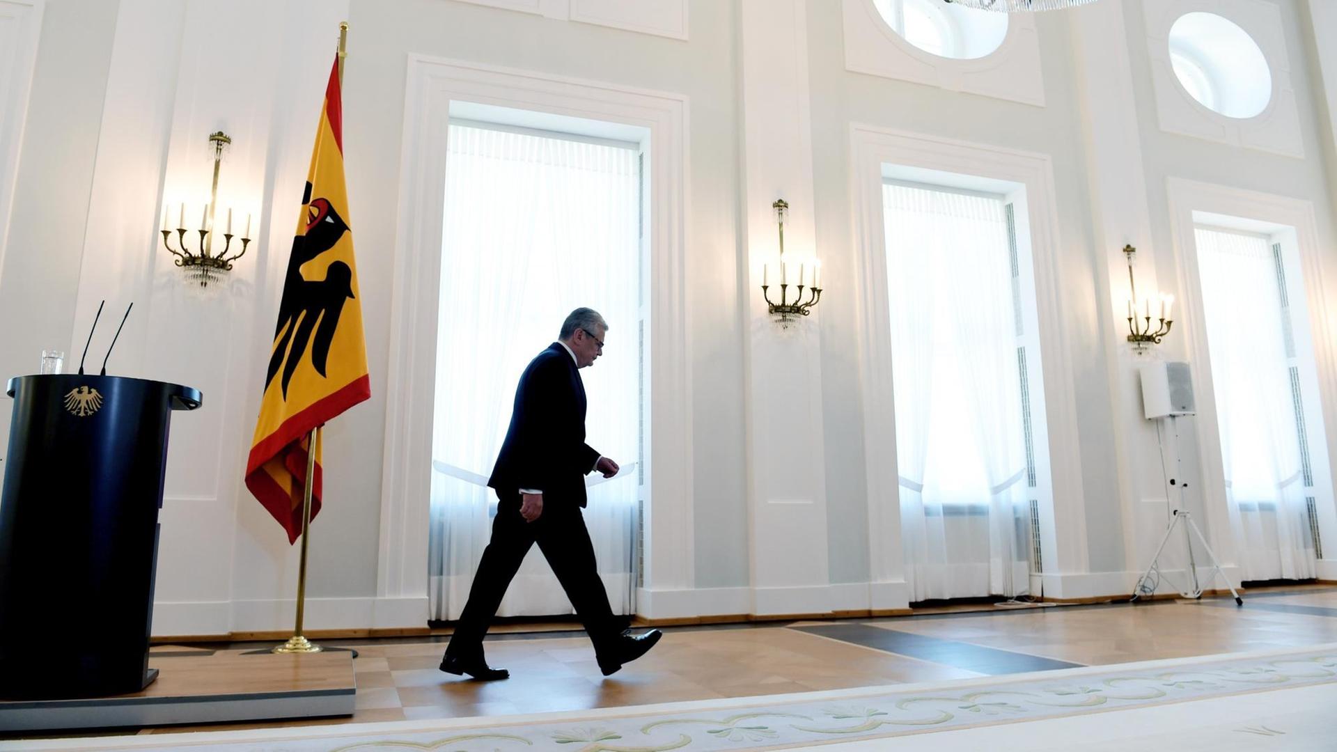 Bundespräsident Joachim Gauck verlässt einen Raum im Schloss Bellevue nach seiner Ankündigung, nicht für eine zweite Amtszeit zu kandidieren. Bundespräsident Joachim Gauck verlässt einen Raum im Schloss Bellevue nach seiner Ankündigung, nicht für eine zweite Amtszeit zu kandidieren.