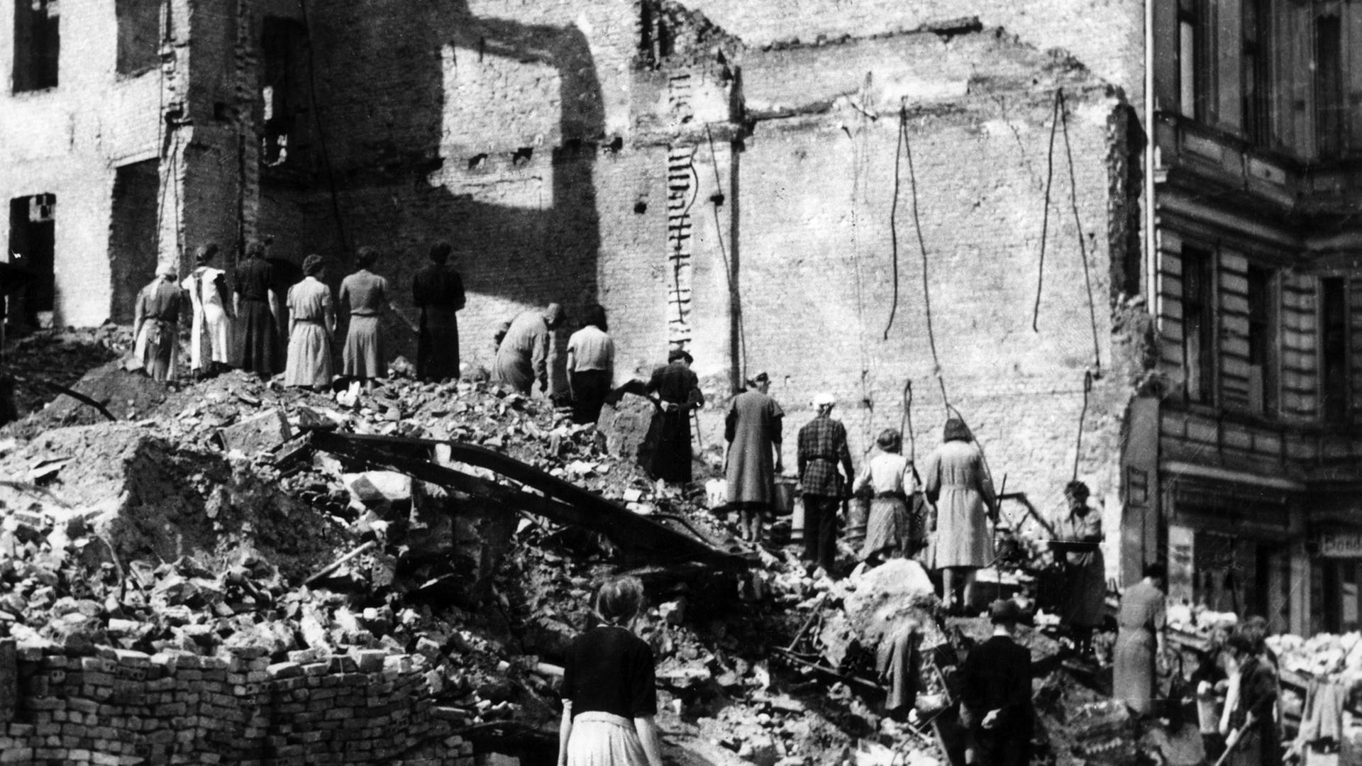 Die sogenannten "Trümmerfrauen" arbeiten im Mai 1945 in Berlin an der Beseitigung der Trümmer von im 2. Weltkrieg zerstörten Häusern. Die sogenannten "Trümmerfrauen" arbeiten im Mai 1945 in Berlin an der Beseitigung der Trümmer von im 2. Weltkrieg zerstörten Häusern.