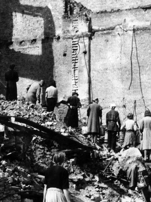Die sogenannten "Trümmerfrauen" arbeiten im Mai 1945 in Berlin an der Beseitigung der Trümmer von im 2. Weltkrieg zerstörten Häusern.