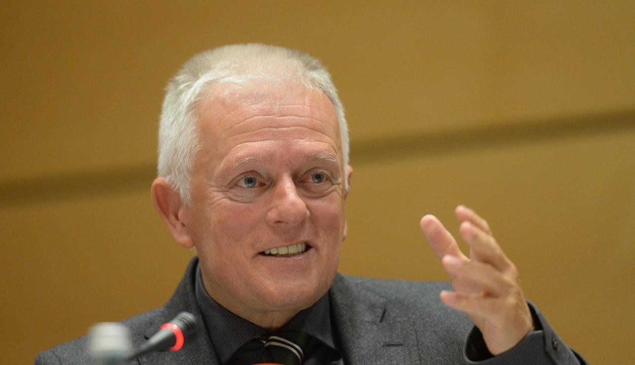 Der Stuttgarter Oberbürgermeister Fritz Kuhn (Grüne) während einer Veranstaltung am 25.04.2016 in Stuttgart (Baden-Württemberg). Der Stuttgarter Oberbürgermeister Fritz Kuhn (Grüne) während einer Veranstaltung am 25.04.2016 in Stuttgart (Baden-Württemberg).