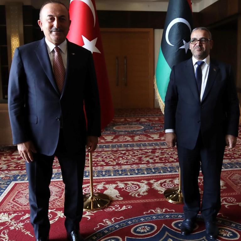 Der türkische Außenminister Mevlüt Çavuşoğlu und Khalid Al-Mishri, Vorsitzender des Hohen Staatsrats von Libyen in Tripolis am 17.06.2020