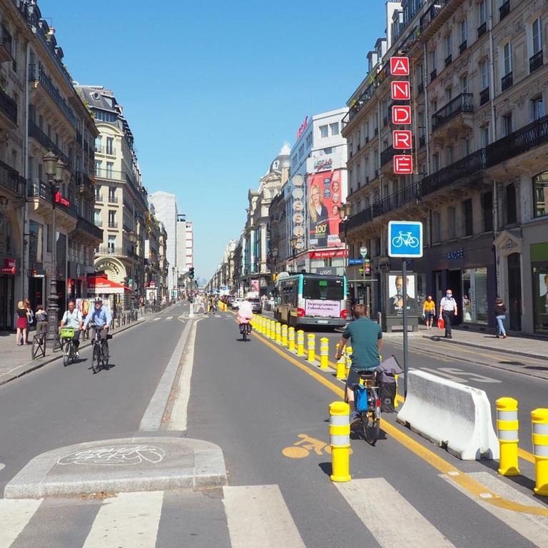 Auf den verbreiterten Fahrradwegen auf der Rue de Rivoli im Pariser Stadtzentrum sind Radfahrer unterwegs. Die Stadt richtete nach den coronabedingten Ausgangsbeschränkungen zusätzliche Wege für Fahrradfahrer ein. 