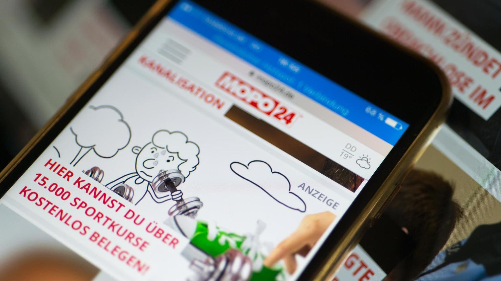 ILLUSTRATION - Ein mit dem Wort "Anzeige" gekennzeichneter gesponserter Artikel ist in dem Online-Portal der Tageszeitung Morgenpost Dresden MOPO24 auf dem Display eines Smartphones zu sehen, aufgenommen am 06.07.2016 in Berlin. ILLUSTRATION - Ein mit dem Wort "Anzeige" gekennzeichneter gesponserter Artikel ist in dem Online-Portal der Tageszeitung Morgenpost Dresden MOPO24 auf dem Display eines Smartphones zu sehen, aufgenommen am 06.07.2016 in Berlin.