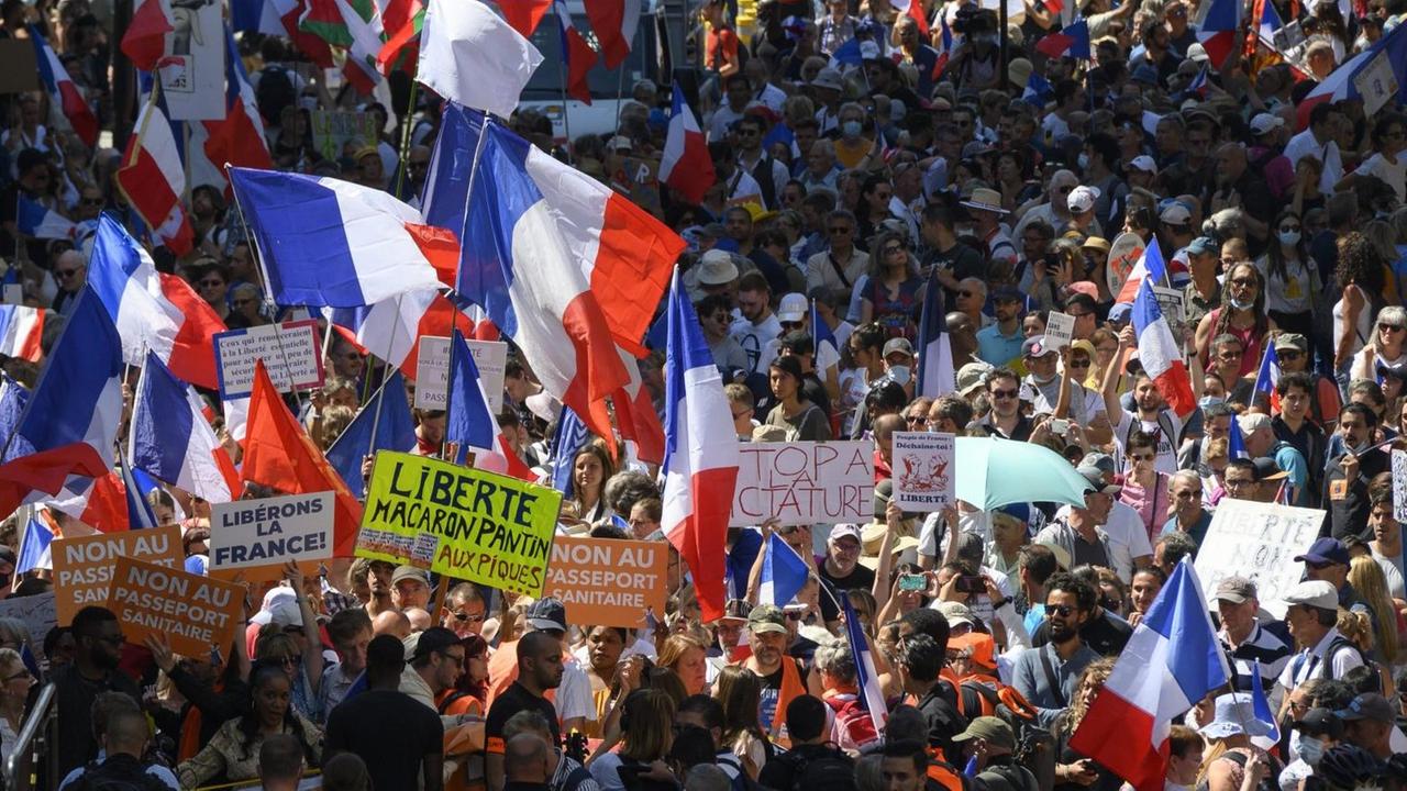 Proteste gegen die Corona-Maßnahmen in Paris Proteste gegen die Corona-Maßnahmen in Paris