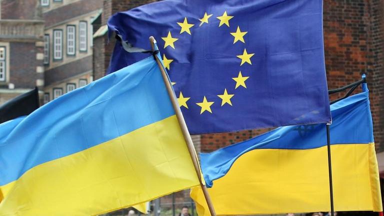EU-Fahne und Flagge Ukraine