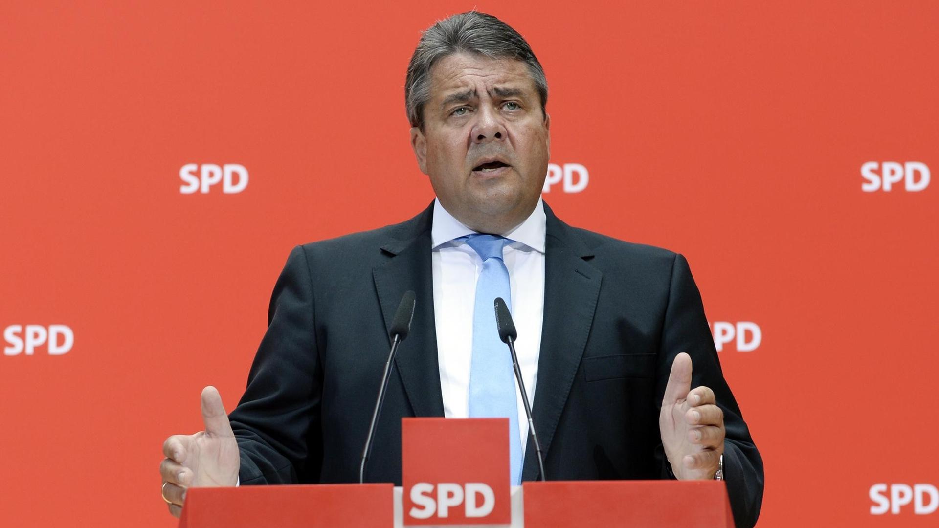 SPD-Vorsitzender und Bundeswirtschaftminister Sigmar Gabriel spricht am 05.06.2016 in Berlin während einer Pressekonferenz nach einem Parteikonvent. SPD-Vorsitzender und Bundeswirtschaftminister Sigmar Gabriel spricht am 05.06.2016 in Berlin während einer Pressekonferenz nach einem Parteikonvent.