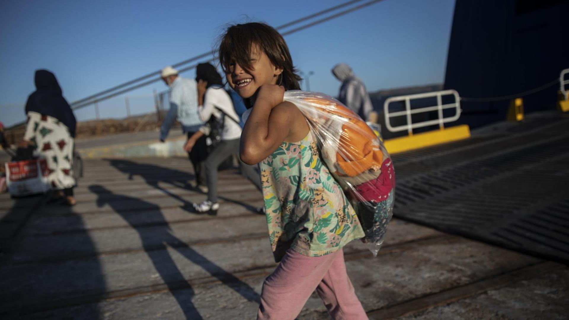Ein afghanisches Kind verlässt ein Schiff im Hafen von Lavrio, Griechenland. Einige Menschen durften die Lager auf Lesbos verlassen. Ein afghanisches Kind verlässt ein Schiff im Hafen von Lavrio, Griechenland. Einige Menschen durften die Lager auf Lesbos verlassen.