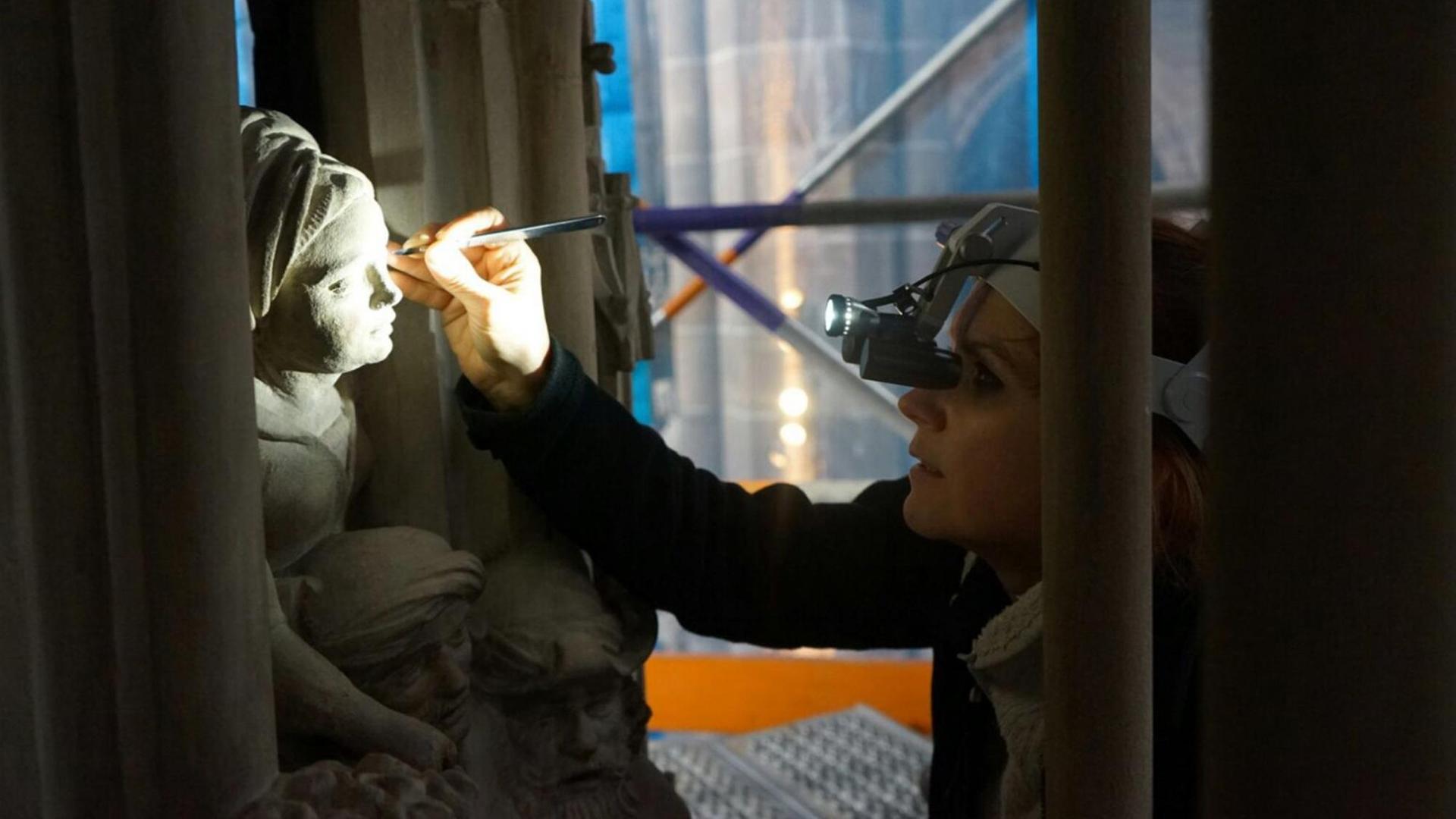 Christina Verbeek restauriert eine steinerne Statue. Christina Verbeek restauriert eine steinerne Statue.