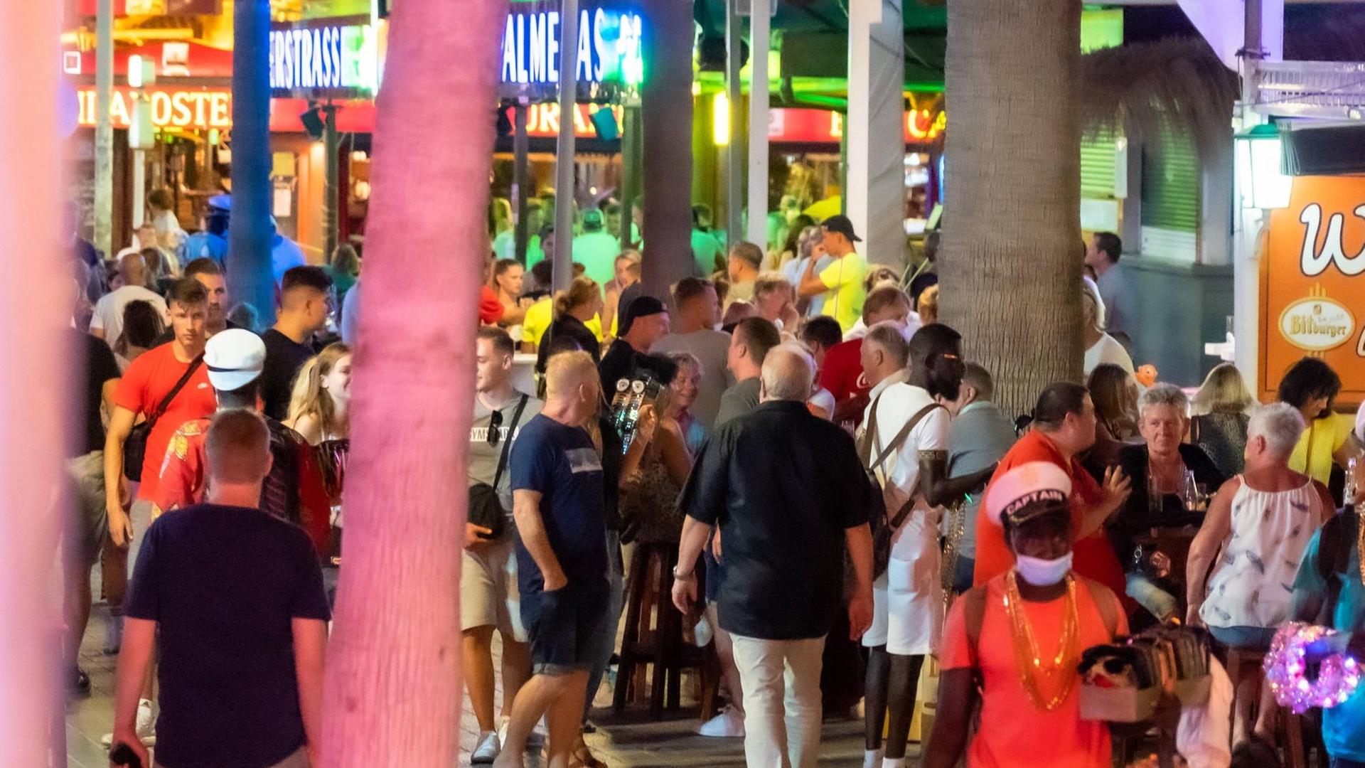 Viele Menschen schlendern über die Bierstraße. Viele Menschen schlendern über die Bierstraße.