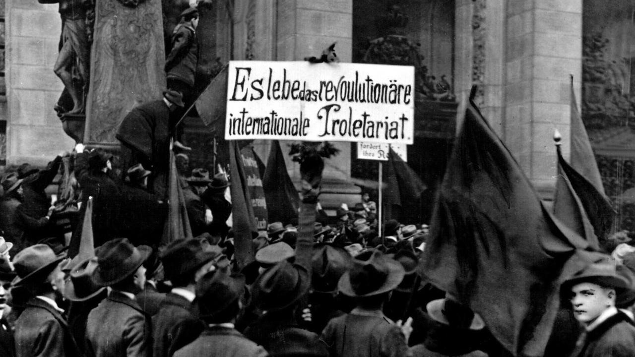 Arbeiter vor dem Reichstagsgebäude in Berlin Arbeiter vor dem Reichstagsgebäude in Berlin