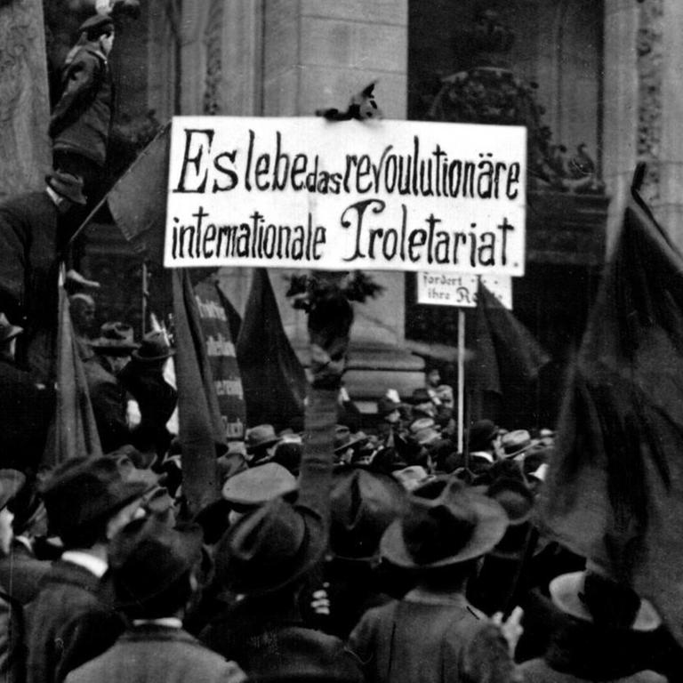 Arbeiter vor dem Reichstagsgebäude in Berlin