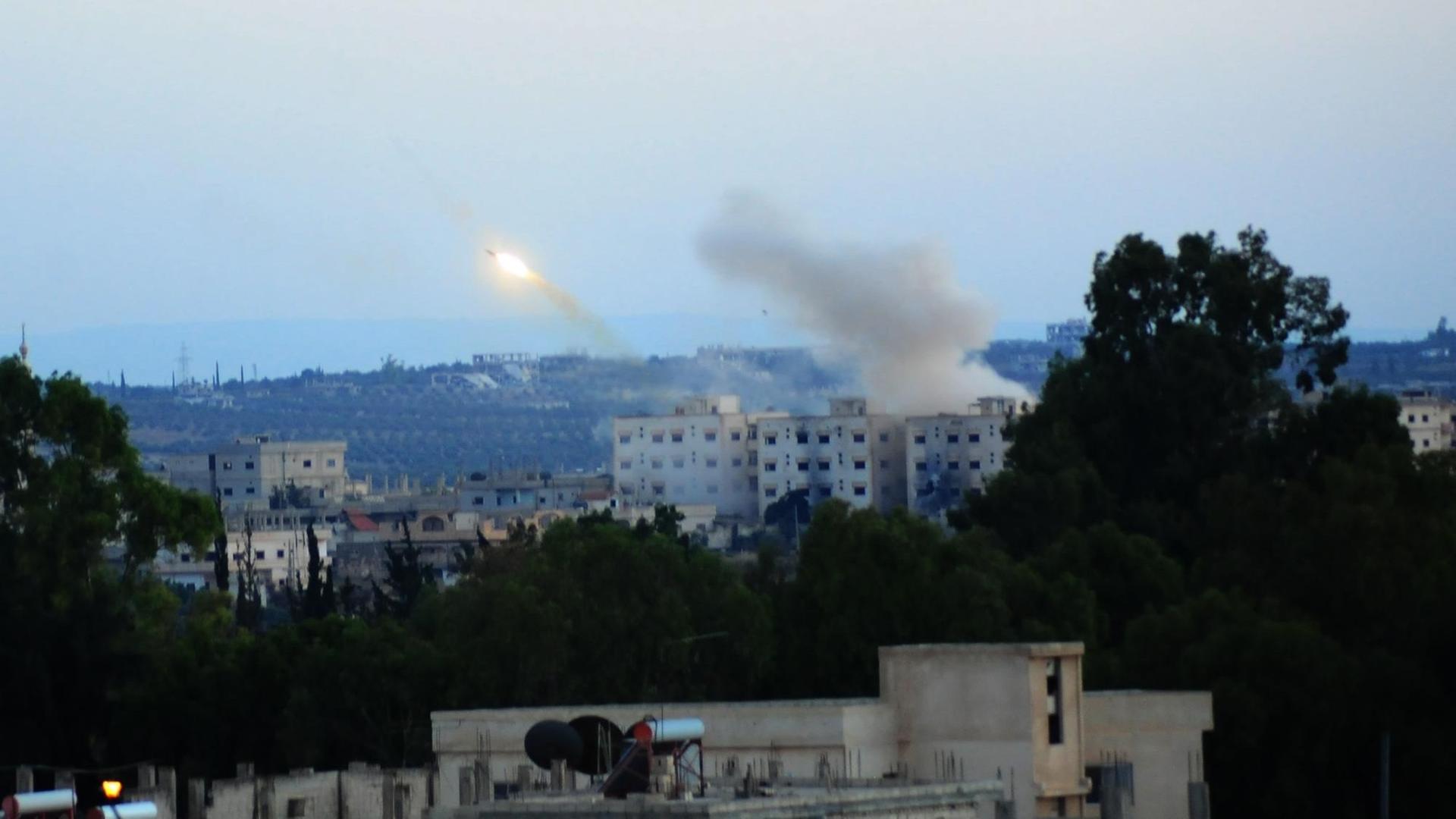 Daraa: Eine Rakete wird von der Syrischen Armee in Richtung der von Rebellen kontrollierten Stadt Daraa abgefeuert. Daraa: Eine Rakete wird von der Syrischen Armee in Richtung der von Rebellen kontrollierten Stadt Daraa abgefeuert.