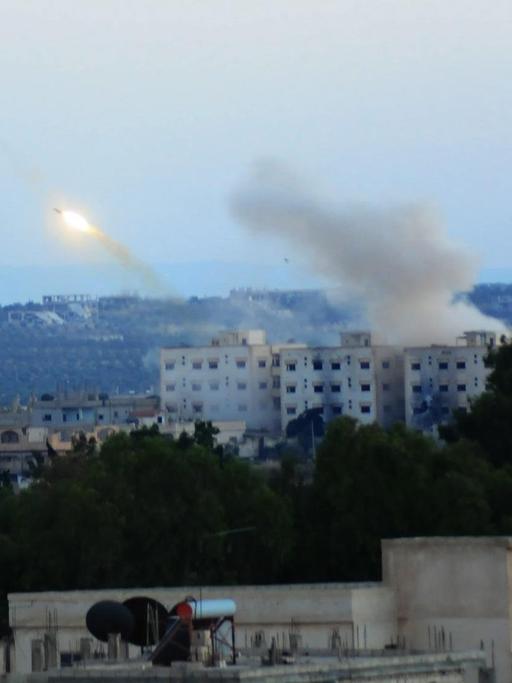 Daraa: Eine Rakete wird von der Syrischen Armee in Richtung der von Rebellen kontrollierten Stadt Daraa abgefeuert.
