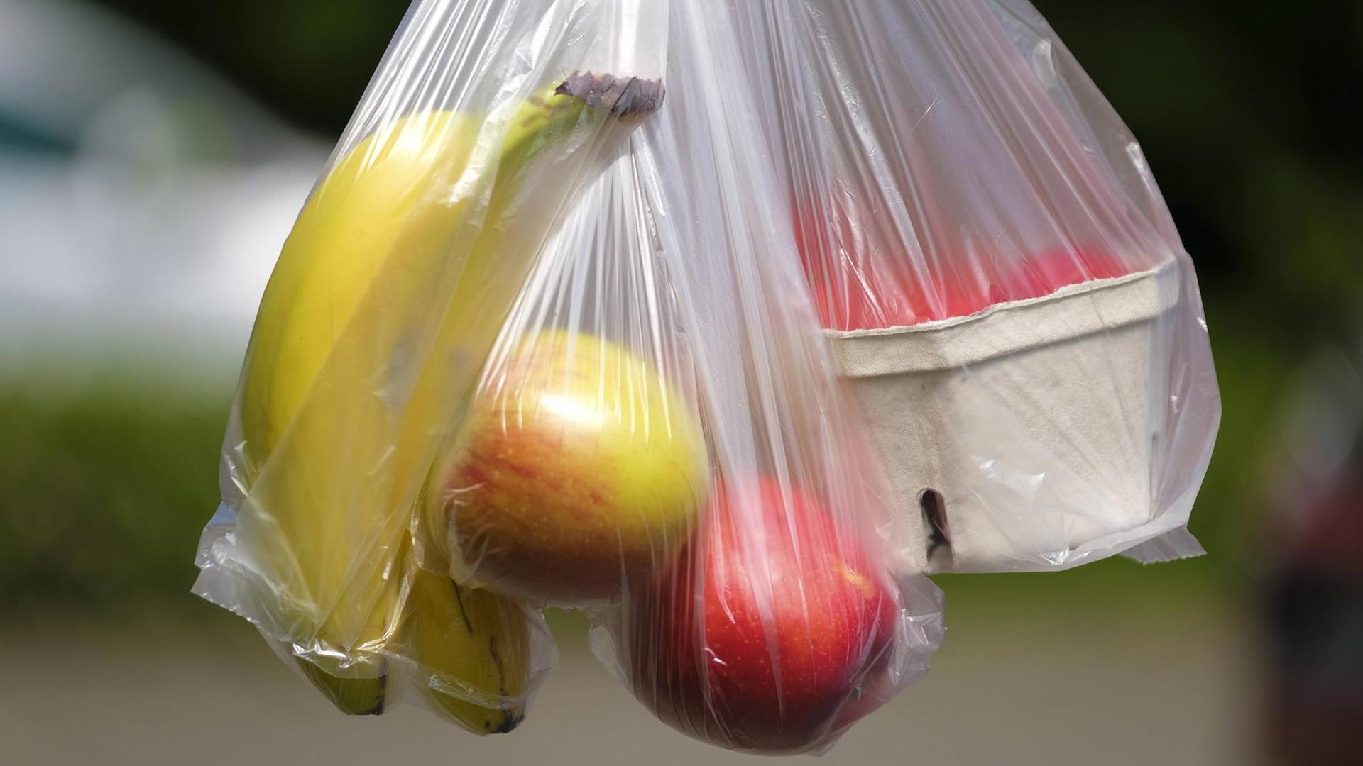 Verschiedenes Obst (Bananen, Äpfel, Erdbeeren) in dünnen Plastiktüten aus dem Supermarkt. Laut Bundesumweltministerium nutzten die Verbraucher 2018 im Schnitt pro Kopf 37 dieser sogenannten Hemdchenbeutel, nur zwei weniger als 2017 mit einem Pro-Kopf-Verbrauch von 39 Tueten. Im vergangenen Jahr seien in Deutschland etwas mehr als drei Milliarden der kleinen Beutel verbraucht worden. Verschiedenes Obst (Bananen, Äpfel, Erdbeeren) in dünnen Plastiktüten aus dem Supermarkt. Laut Bundesumweltministerium nutzten die Verbraucher 2018 im Schnitt pro Kopf 37 dieser sogenannten Hemdchenbeutel, nur zwei weniger als 2017 mit einem Pro-Kopf-Verbrauch von 39 Tueten. Im vergangenen Jahr seien in Deutschland etwas mehr als drei Milliarden der kleinen Beutel verbraucht worden.