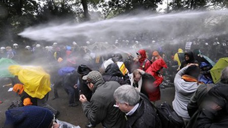 Die Polizei beschießt Gegner des Bahnhofprojekts Stuttgart 21 am Donnerstag (30.09.10) im Schlosspark in Stuttgart mit Wasserwerfern. Die Polizei wollte damit Wege im Stuttgarter Schlossgarten räumen, den eine Gruppe von Demonstranten blockierte. Die Polizei beschießt Gegner des Bahnhofprojekts Stuttgart 21 am Donnerstag (30.09.10) im Schlosspark in Stuttgart mit Wasserwerfern. Die Polizei wollte damit Wege im Stuttgarter Schlossgarten räumen, den eine Gruppe von Demonstranten blockierte.