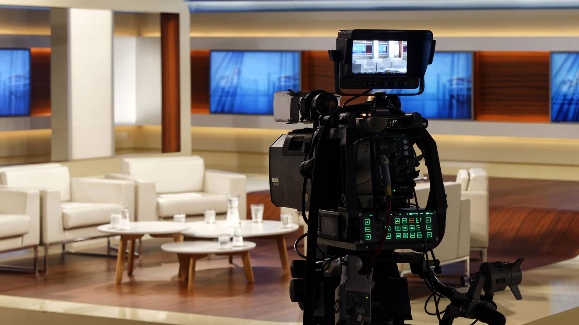 Eine Fernsehkamera ist im Studio von "Anne Will" aufgebaut. Eine Fernsehkamera ist im Studio von "Anne Will" aufgebaut.