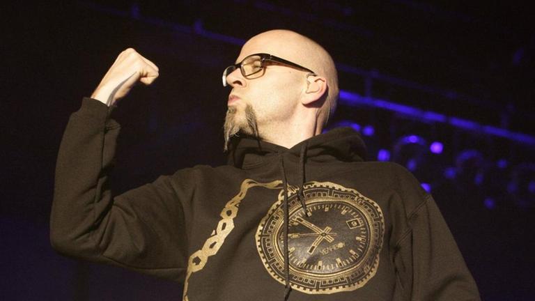 Rapper Thomas D. (Die Fantastischen Vier) steht während eines Konzerts in Hannover 2007 auf einer Bühne Rapper Thomas D. (Die Fantastischen Vier) steht während eines Konzerts in Hannover 2007 auf einer Bühne