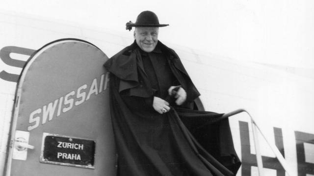 Josef Beran, der ehemalige Erzbischof von Prag, kehrt 1947 von einer Reise nach Zürich zurück