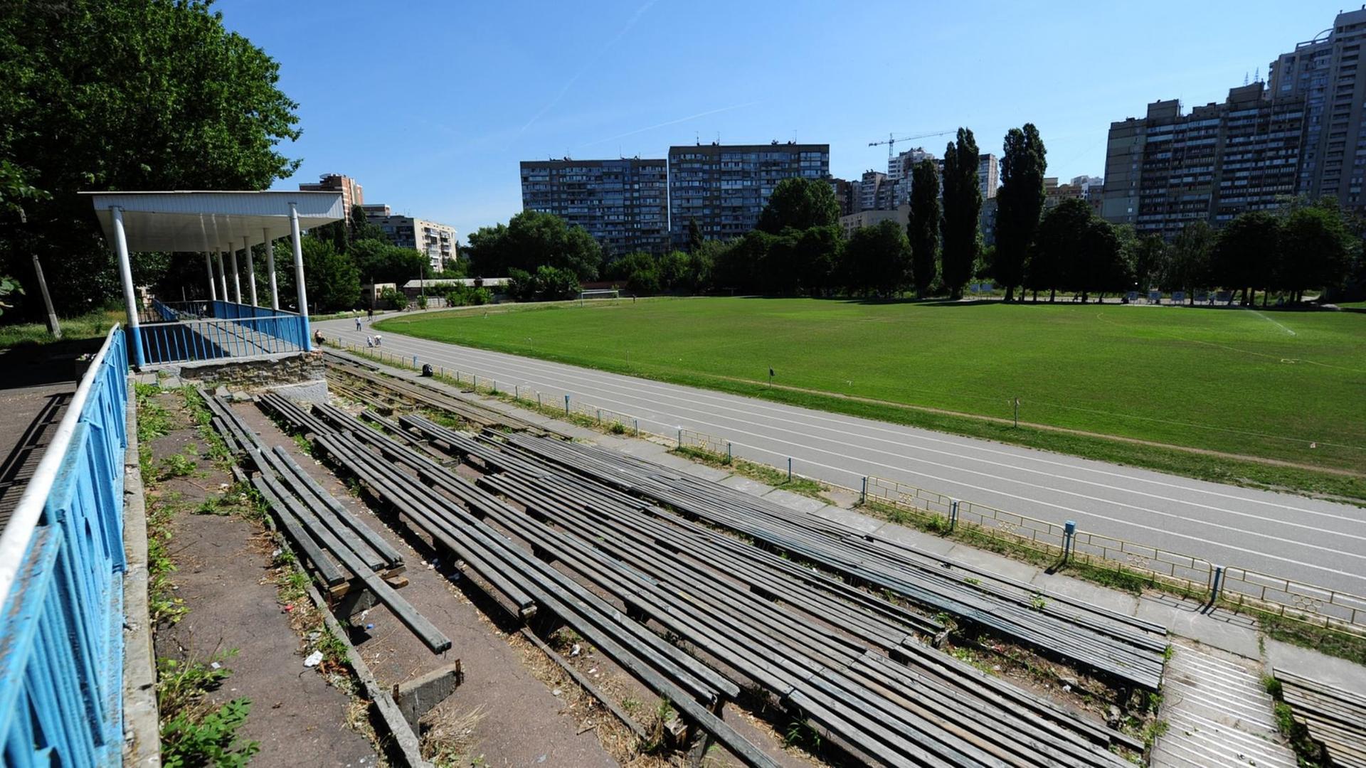 Im Stadion «Start» (ehemals Zenith-Stadion) fand am 9. August 1942 ein Fußballspiel zwischen ukrainischen Zwangsarbeitern und einer Auswahl deutscher Wehrmachtssoldaten statt, welches als "Todesspiel" in die Geschichte einging. Im Stadion «Start» (ehemals Zenith-Stadion) fand am 9. August 1942 ein Fußballspiel zwischen ukrainischen Zwangsarbeitern und einer Auswahl deutscher Wehrmachtssoldaten statt, welches als "Todesspiel" in die Geschichte einging.