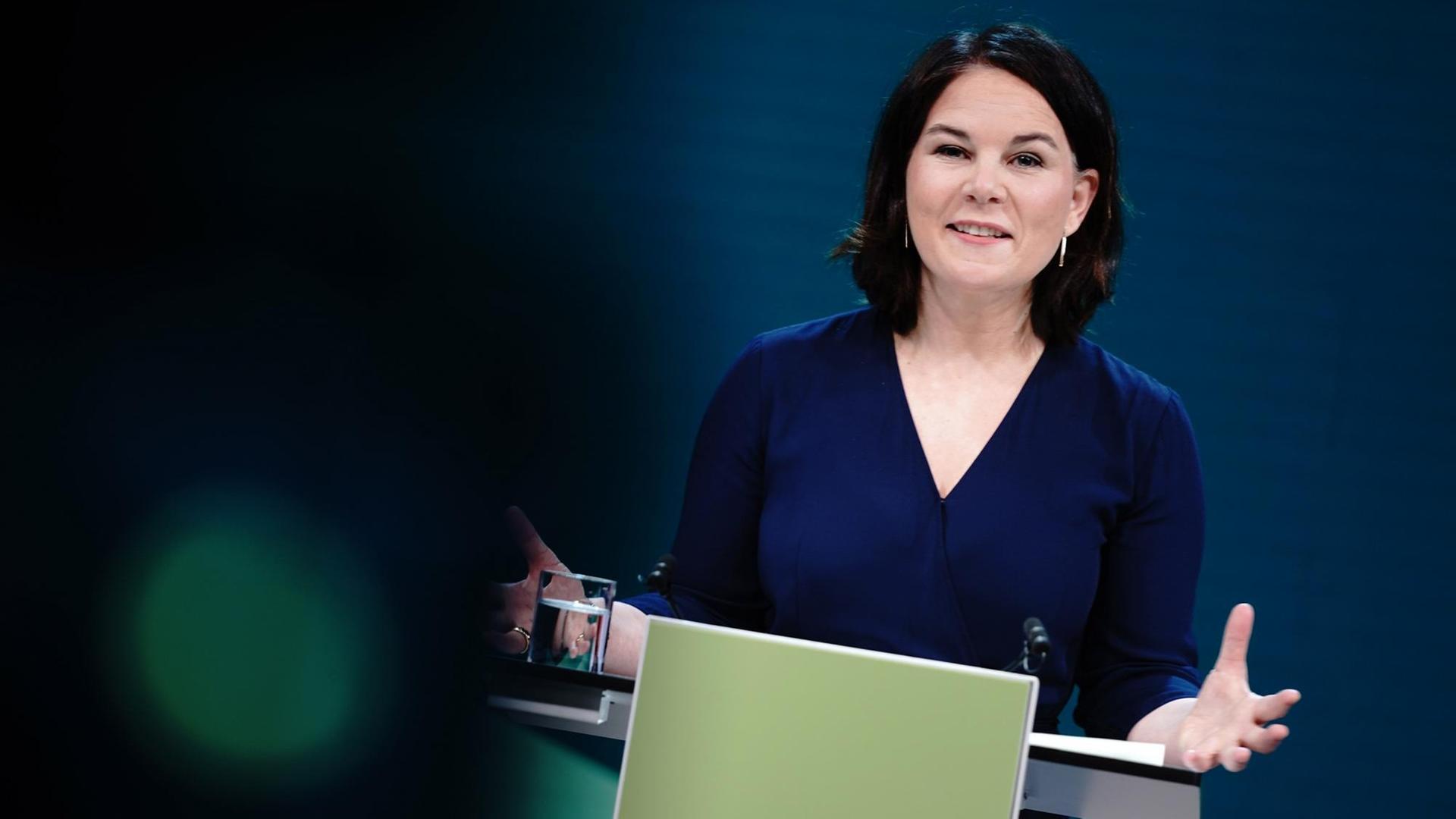Die Grünen-Vorsitzende Annalena Baerbock soll ihre Partei als Kanzlerkandidatin in die Bundestagswahl führen. Die Grünen-Vorsitzende Annalena Baerbock soll ihre Partei als Kanzlerkandidatin in die Bundestagswahl führen.