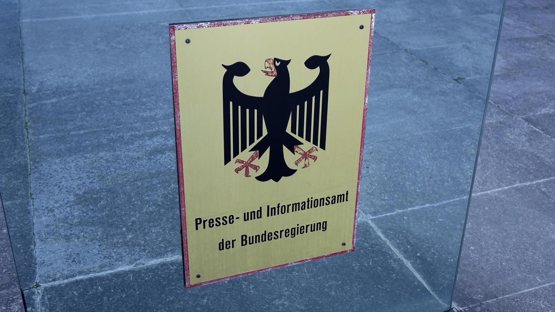 Ein Schild befindet sich vor dem Presse und Informationsamt der Bundesregierung. Ein Schild befindet sich vor dem Presse und Informationsamt der Bundesregierung.