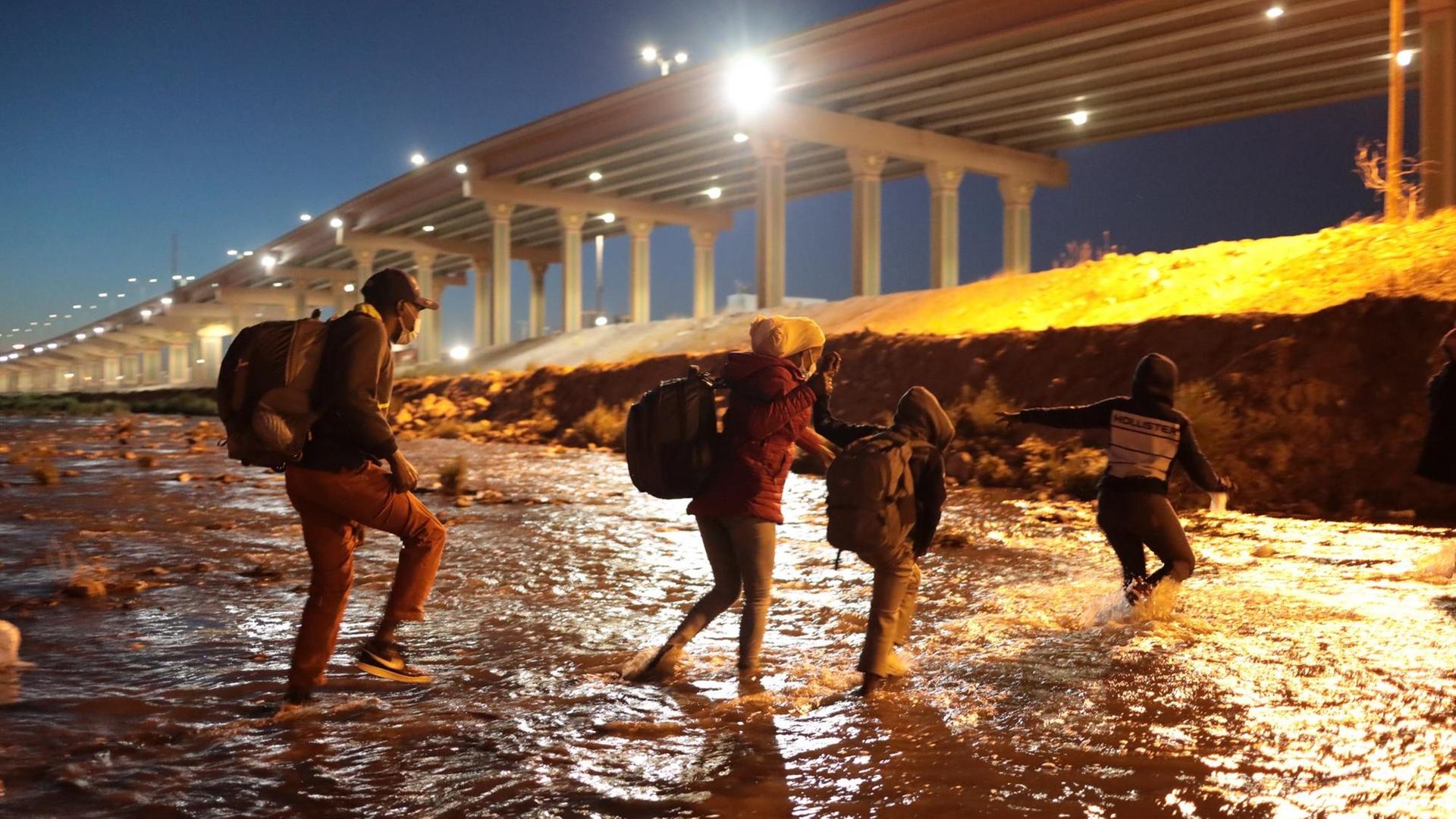 Eine Familie aus Haiti überquert den Rio Grande bei Juarez in Mexiko. Eine Familie aus Haiti überquert den Rio Grande bei Juarez in Mexiko.