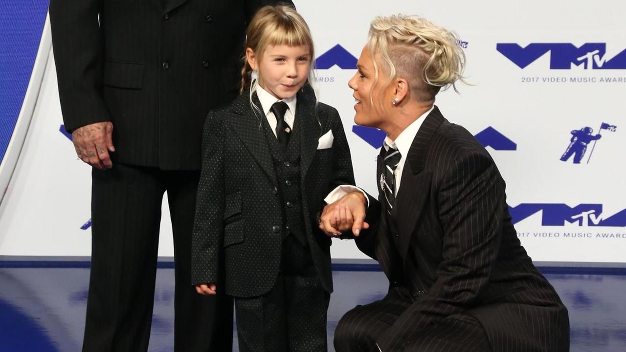 "Ich mag kleine Menschen" - Pink mit Familie bei den MTV Video Music Awards 2017 "Ich mag kleine Menschen" - Pink mit Familie bei den MTV Video Music Awards 2017