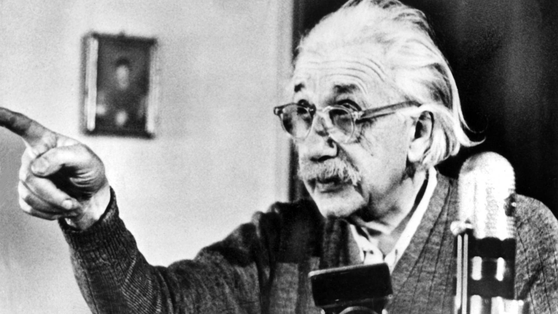Albert Einstein spricht in einer berühmten Rede im Februar 1950 zur Frage des Atom-Wettrüstens. Albert Einstein spricht in einer berühmten Rede im Februar 1950 zur Frage des Atom-Wettrüstens.