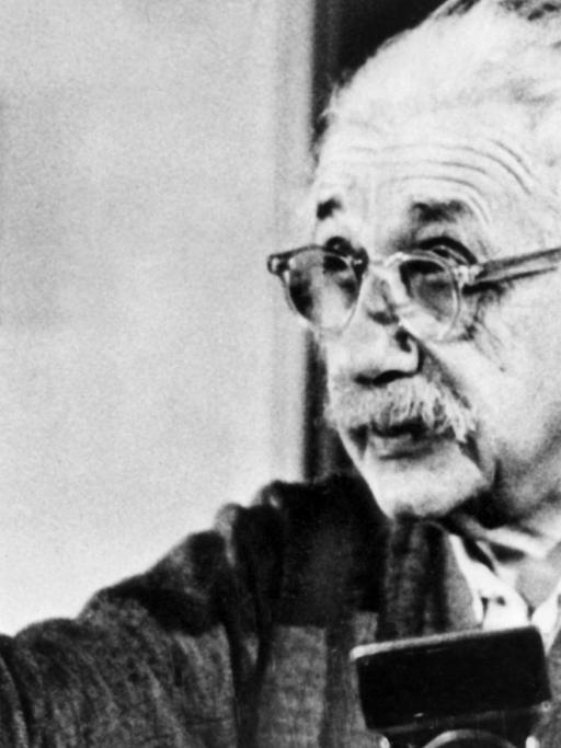Albert Einstein spricht in einer berühmten Rede im Februar 1950 zur Frage des Atom-Wettrüstens.