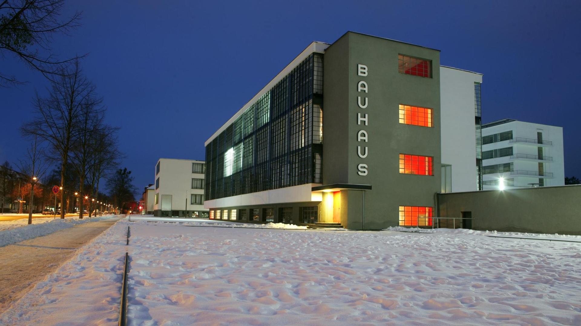 Das zum UNESCO-Weltkulturerbe gehörende Bauhaus-Gebäude ist am 13.02.2010 verschneit. Bauhausdirektor Walter Gropius entwarf den Neubau in Dessau für die Schule, die im Dezember 1926 eingeweiht wurde. Die Kunstschule hat die Entwicklung von Architektur, Städtebau und Design im 20. Jahrhundert stark geprägt Das zum UNESCO-Weltkulturerbe gehörende Bauhaus-Gebäude ist am 13.02.2010 verschneit. Bauhausdirektor Walter Gropius entwarf den Neubau in Dessau für die Schule, die im Dezember 1926 eingeweiht wurde. Die Kunstschule hat die Entwicklung von Architektur, Städtebau und Design im 20. Jahrhundert stark geprägt