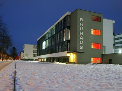 Das zum UNESCO-Weltkulturerbe gehörende Bauhaus-Gebäude ist am 13.02.2010 verschneit. Bauhausdirektor Walter Gropius entwarf den Neubau in Dessau für die Schule, die im Dezember 1926 eingeweiht wurde. Die Kunstschule hat die Entwicklung von Architektur, Städtebau und Design im 20. Jahrhundert stark geprägt