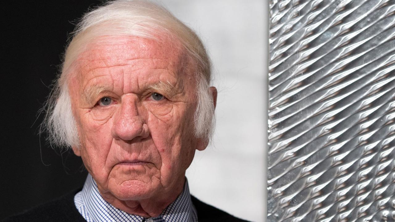 Der Künstler Heinz Mack kontrolliert am 12.03.2015 im Gropius-Bau in Berlin die Stelen seiner Installation. Heinz Mack hatte im Jahr 1957 in Düsseldorf gemeinsam mit dem Künstler Piene die ZERO-Bewegung gegründet, die sich als Neuanfang in der Kunst versteht. Im Gropius-Bau werden vom 21.03. bis 08.06.2015 auf 300 Quadratmetern rund 200 Werke von mehr als 40 Künstlern der ZERO-Bewegung ausgestellt. Der Künstler Heinz Mack kontrolliert am 12.03.2015 im Gropius-Bau in Berlin die Stelen seiner Installation. Heinz Mack hatte im Jahr 1957 in Düsseldorf gemeinsam mit dem Künstler Piene die ZERO-Bewegung gegründet, die sich als Neuanfang in der Kunst versteht. Im Gropius-Bau werden vom 21.03. bis 08.06.2015 auf 300 Quadratmetern rund 200 Werke von mehr als 40 Künstlern der ZERO-Bewegung ausgestellt.