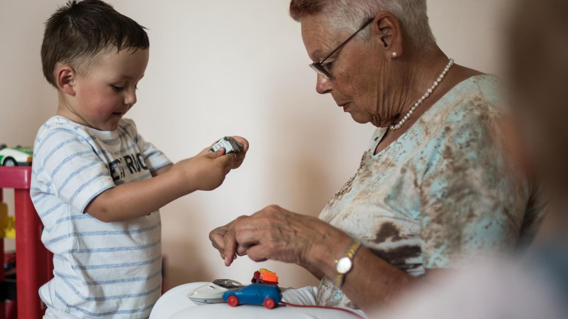 Robin (2,5 Jahre) spielt mit Brigitte Beukert (74) im Mehrgenerationen Haus Bad Nauheim. Dort begegnen sich Menschen unabhängig von Alter und Herkunft. Unter anderem möchte das Zentrum generationensübergreifendes Denken und Handeln fördern Robin (2,5 Jahre) spielt mit Brigitte Beukert (74) im Mehrgenerationen Haus Bad Nauheim. Dort begegnen sich Menschen unabhängig von Alter und Herkunft. Unter anderem möchte das Zentrum generationensübergreifendes Denken und Handeln fördern