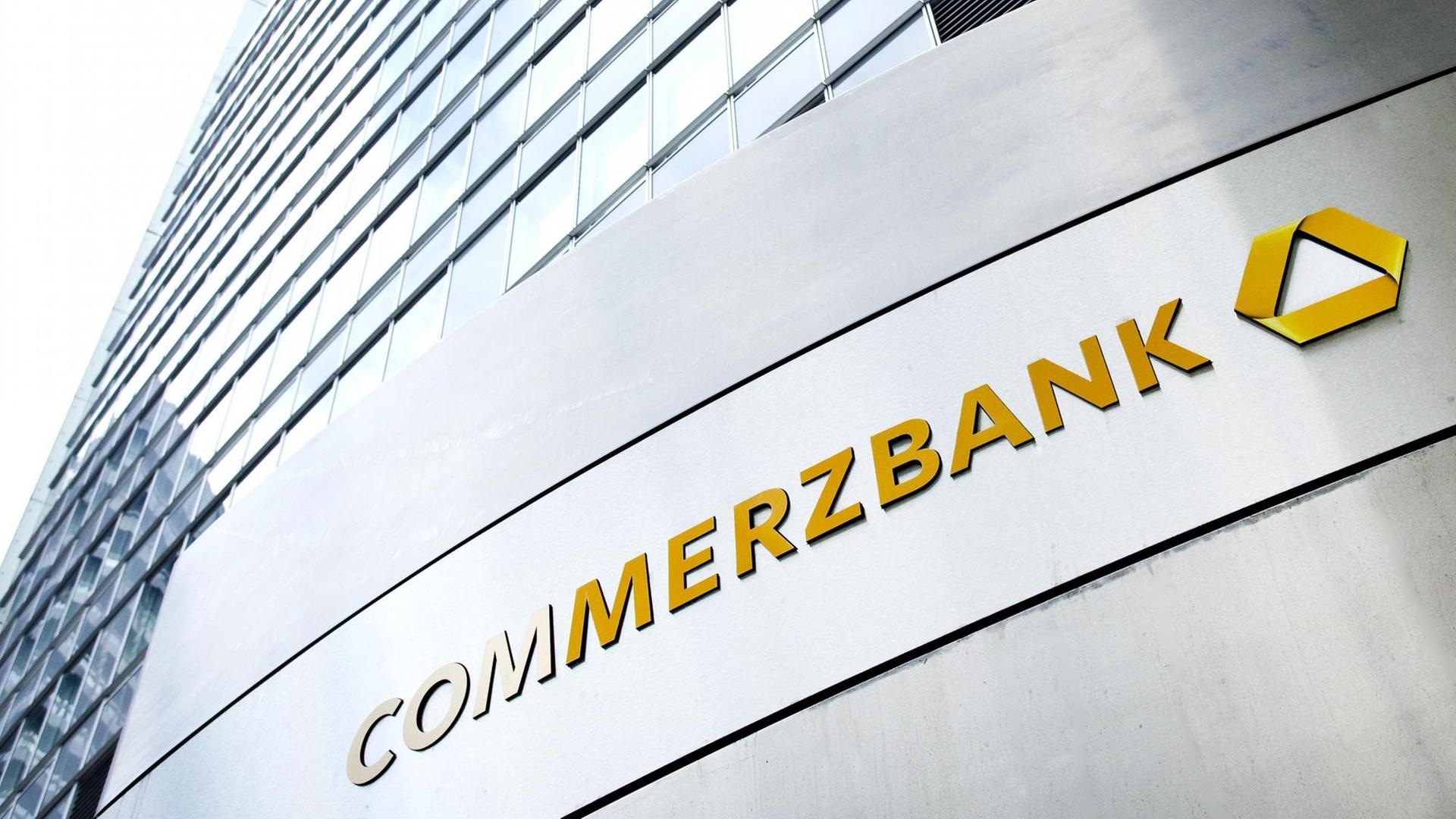 Logo der Commerzbank an der Zentrale der Commerzbank AG im Commerzbank Tower in Frankfurt am Main Logo der Commerzbank an der Zentrale der Commerzbank AG im Commerzbank Tower in Frankfurt am Main
